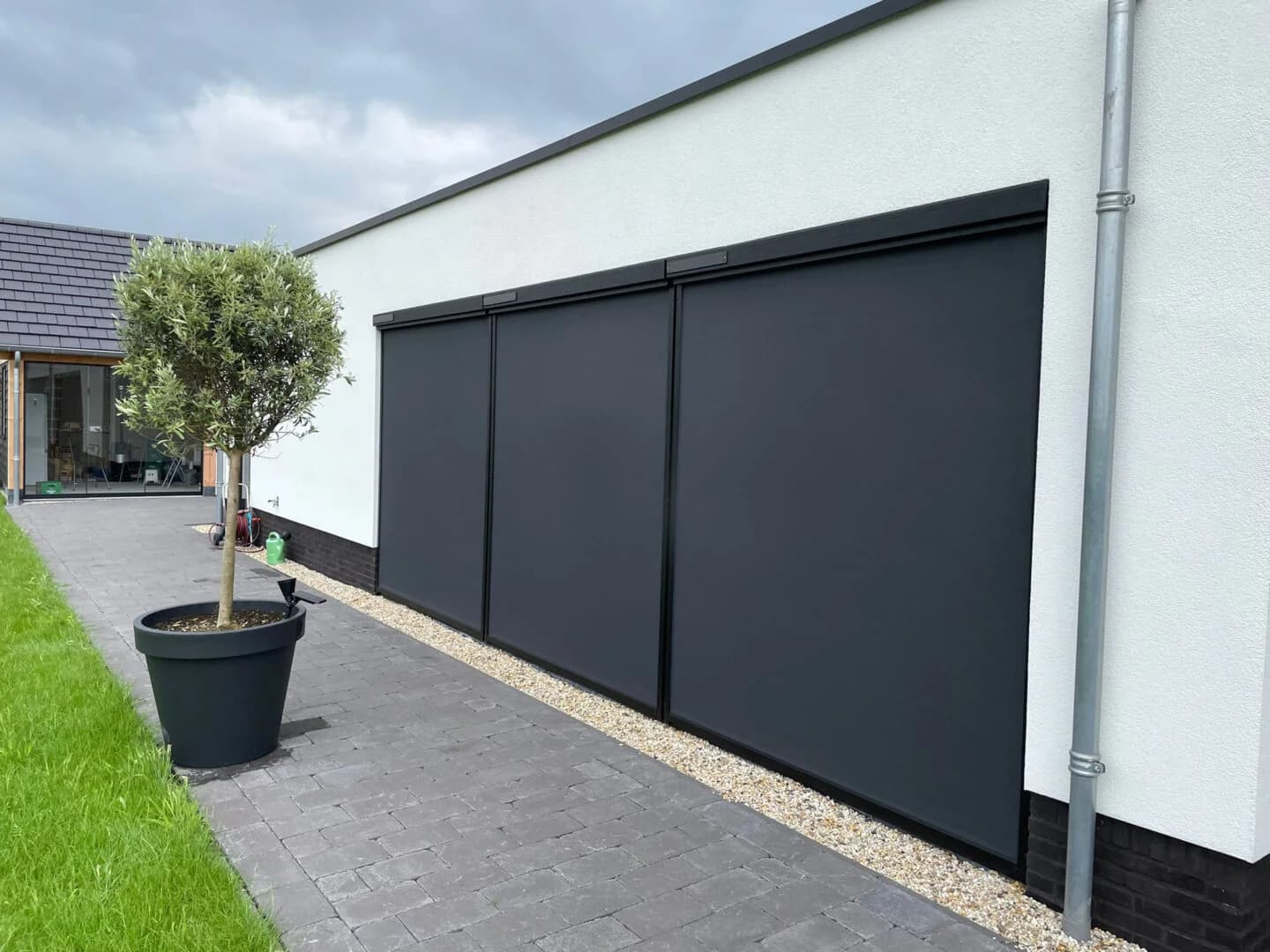 Solar screen met Somfy bediening gemonteerd aan een woning